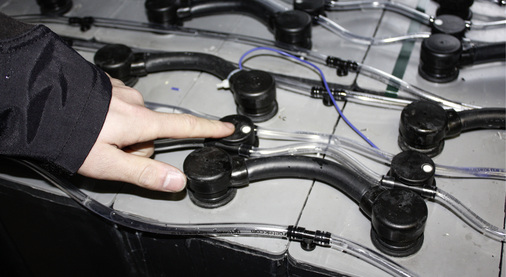 
Bleibatterien brauchen eineaktive Entlüftung. Zudem muss die Säure umgewälzt werden,um die Bleiplatten zu schonen.



