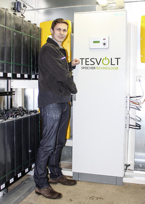 



Simon Schandert von Tesvolt präsentiert den Container, der komplett und anschlussfertig geliefert wird.Die Leistungselektronik und die Batteriesteuerung stammen von SMA.

