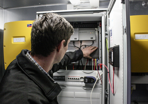 



Batteriewechselrichter, Energiemanager und Sicherheitstechnik befinden sich übersichtlich undleicht zugänglich in einem Schaltschrank.
