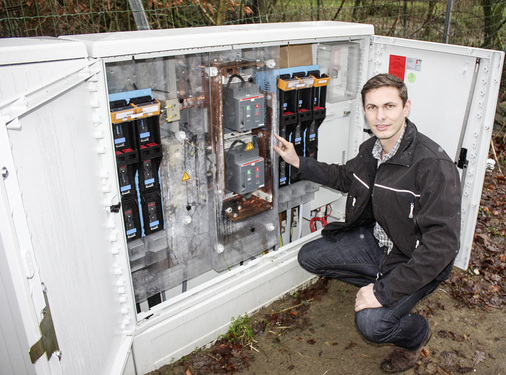 



Die Solargeneratoren haben eigene Schaltschränke mit Zählern und Sicherungen. Der Speichercontainersteht separat, damit ist er auch für die Nachrüstung geeignet.
