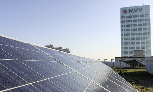 



Gerade in den Städten liegen die Potenziale für Solarstromanlagen noch weitgehend brach. Die Stadtwerke sind nah genug dran, um diese auszuschöpfen.
