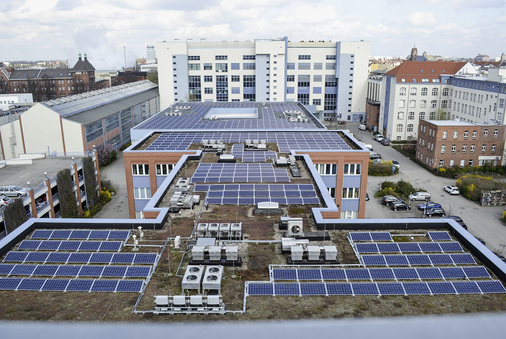 



Stadtwerke sind ohnehin Stromlieferanten. So haben sie die besten Voraussetzungen, Anlagen zur Direktbelieferung des Kunden zu bauen und die Überschüsse weiterzuvermarkten.
