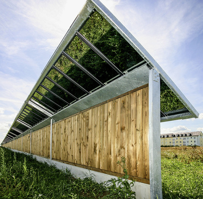 



Stadtwerke sind kreativer, als es ihr Ruf vermuten ließe. In Schwäbisch Hall hat der Versorger gleich zwei Fliegen mit einer Klappe geschlagen – Lärmschutz und Stromerzeugung.
