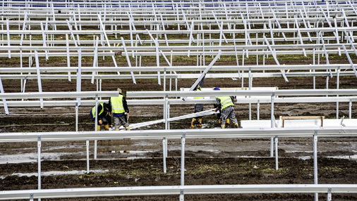 <p>
</p>

<p>
Die Monteure mussten die Gummistiefel anziehen, um den Solarpark im ehemaligen Absinkweiher zu bauen.
</p> - © Foto: Becker&Bredel

