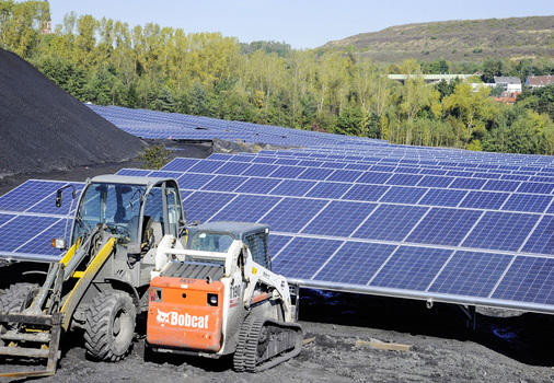 <p>
</p>

<p>
Wircon musste in Mellin schweres Gerät anfahren, um die Pfosten für die Modultische im Boden zu verankern.
</p> - © Foto: Becker&Bredel

