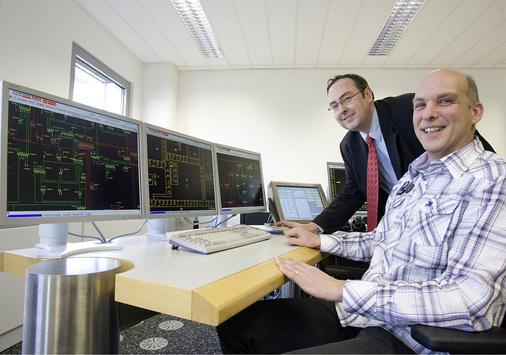 



Im Sicherheitscenter des Übertragungsnetzbetreibers Amprion überwachen Techniker das Stromnetz.
