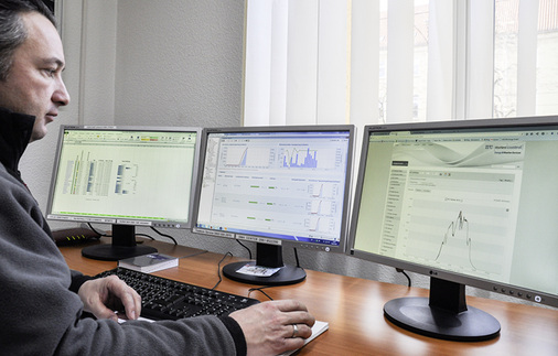 
Capital Stage arbeitet in seiner Leitwarte mit drei verschiedenen Monitoringsystemen. Alle Fehlermeldungen wandern in ein unabhängiges Ticketsystem und werden dort gemeinsam verwaltet und bearbeitet.
