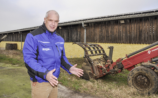 <p>
Vertriebsleiter Uwe Bierbaum weiß um die Gefahren, die mit Reinigungsarbeiten auf Dächern verbunden sind. Zu jeder Anlage in der Reinigung erstellt sein Unternehmen eine Gefährdungsanalyse.
</p>