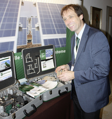 



Hans Urban von Schletter brachte zahlreiche Ideen für sichere Montagetechnik und Untergestelle mit ins Kloster Banz. Schletter zeigte auch seine Ladestationen für Elektrofahrzeuge.
