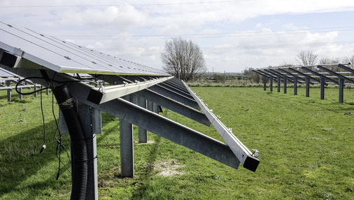 



Der Morgen des 9. April 2014 bietet ein Bild der Verwüstung. Im mecklenburgischen Meldorf räumten Diebeganze Modultische ab. Insgesamt 126 Module haben sie mitgehen lassen.
