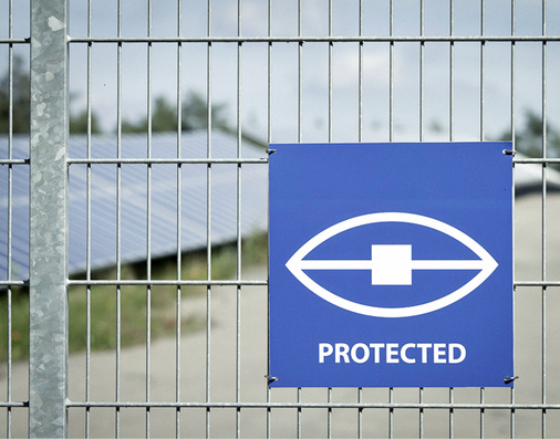 



Mit dem Schild macht der Anlagenbesitzer deutlich, dass er seine Module gegen die Langfinger schützt. Die Diebe ziehen dann meist ab und suchen sich ein einfacheres Opfer. 
