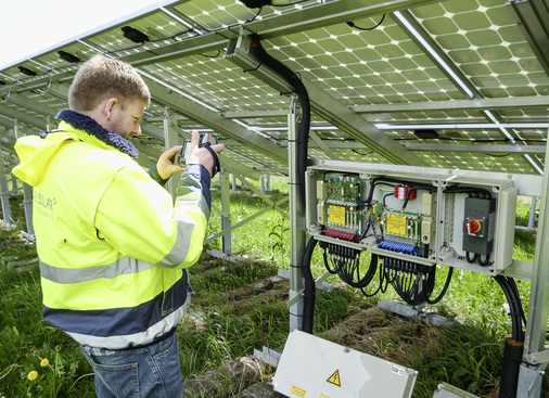 <p>
</p>

<p>
Die Prüfung einer Photovoltaikanlage ist sorgfältig zu planen und auszuführen. Und sie ist korrektzu dokumentieren, für spätere Prüfungen und Wartungsarbeiten.
</p> - © Fotos: Adler Solar

