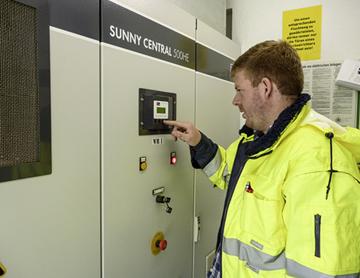 
An den Wechselrichtern werden die Betriebsdaten und die AC-Kreise überprüft und gemäß den Vorschriften vermessen.
