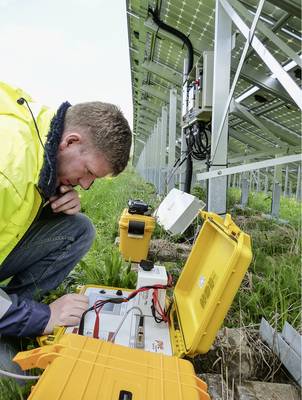 <p>
Oft sind die notwendigen Prüfungen und Wartungsarbeiten in den Betriebsbudgets der Solargeneratoren nurunzureichend berücksichtigt. Das rächt sich bei den Erträgen und der Refinanzierung der Investition.
</p>