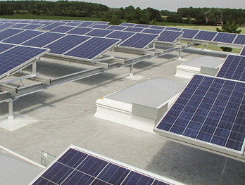



Auf Stützen aufgesetzte Photovoltaikanlage. DieModulgestelle liegen auf horizontalen Trägern.
