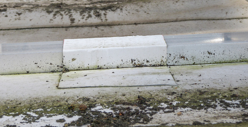 <p>
</p>

<p>
Diese Klebeverbindungen auf der Dachbahn sind nicht zulässig. Sie bieten keinedauerhaft sichere Lösung.
</p> - © Foto: W. Schröder

