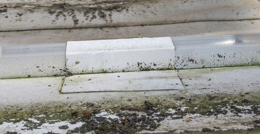 



Diese Klebeverbindungen auf der Dachbahn sind nicht zulässig. Sie bieten keinedauerhaft sichere Lösung.
