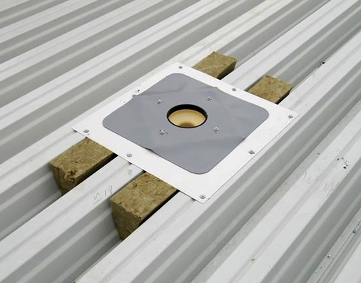 



Geschottete Dachdurchführung nach DIN 18234: Diese Variante bietet sich auf einem solchen Dachtyp an, wenn die Durchdringung viele Jahre dicht sein soll.
