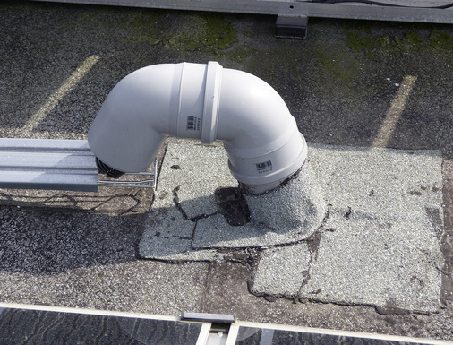 



Diese Dachdurchführung ist nicht zulässig. Sie wurde mit brennbaren Materialien (Kunststoffrohr) ausgebildet, zudem fehlt das Schott.
