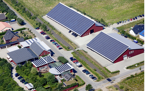 <p>
</p>

<p>
Luftaufnahme des Firmengeländes von EWS in Handewitt: Alle Dächer werden für die Photovoltaik genutzt.Dadurch sinken auch die Betriebskosten des Unternehmens.
</p> - © Foto: EWS

