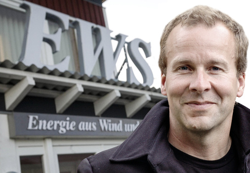 



Kai Lippert hat EWS vor 30 Jahren gegründet. Nun hält er Kurs auch in schwerer See, wie man an der Küstezu sagen pflegt. Und stellt sein Unternehmen neu auf.
