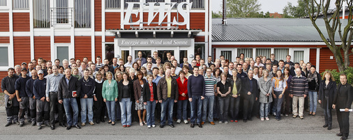 



Heute zählt das motivierte Team von EWS immerhin 40 Mitarbeiter. Sie bearbeiten die Aufträge und führen die Partnerschaft mit den Kunden und Lieferanten zum gemeinsamen Erfolg.
