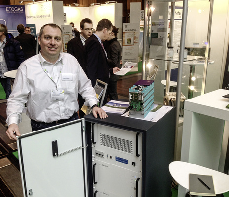 



Knubix-Geschäftsführer Markus Michelberger zeigt seinen Batteriespeicher auf der Energy Storage.
