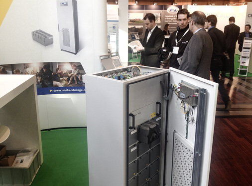 



Einer der insgesamt 1.800 Messebesucher informiert sich über Batteriespeicher am Markt.
