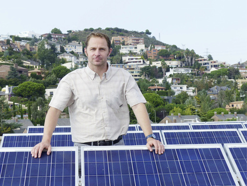 



Über den Dächern von Barcelona: Jörg Lübke von Centroplan hat die Wartung und Betriebsführung der Solaranlage auf der deutschen Schule übernommen. Denn die Anlage hat eine turbulente Vita. 
