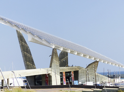 <p>
Nah am Wasser gebaut: Im Stadtbild der katalanischen Metropole tauchen immer wieder Solaranlagen auf.
</p>