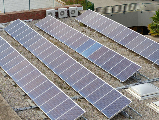 <p>
Ein Blick auf das Dach der Schule. Insgesamt hat die Anlage drei Teile und eine Leistung von 53,6 Kilowatt.
</p>