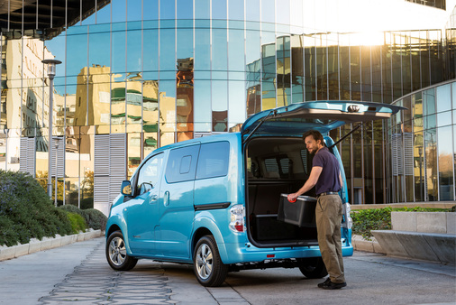 



Der Transporter bietet ausreichend Laderaum für Werkzeugkoffer, Wechselrichter und andere Komponenten. Er wird ausschließlich über die Batterien angetrieben. Also lässt er sich mit Sonnenstrom betanken.
