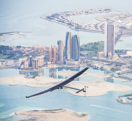 
Solar Impulse über Abu Dhabi, dem Ausgangspunkt für die Weltumrundung. Hier soll der Sonnenflieger im Juli oder August auch wieder ankommen.
