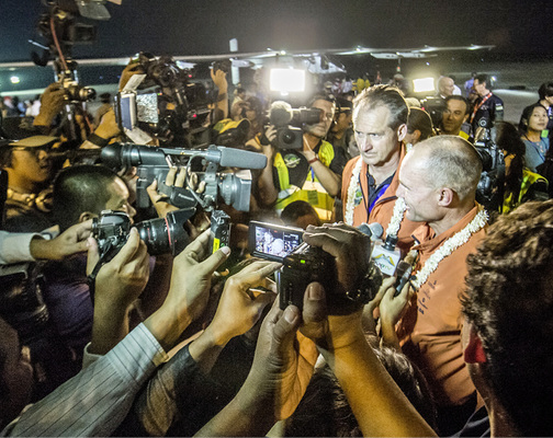 



André Borschberg und Bertrand Piccard werden nach ihrer Ankunft in Mandalay, Myanmar, von Reportern umringt. Später folgt noch ein Empfang beim Präsidenten von Myanmar, Thein Sein.
