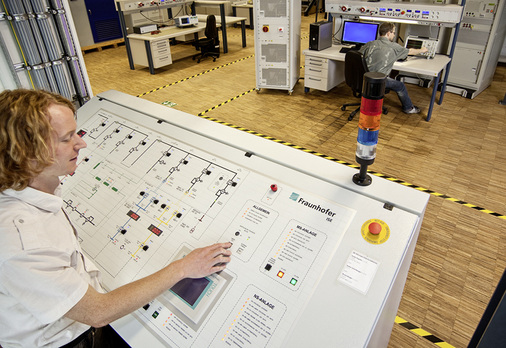 <p>
</p>

<p>
Ein Schwerpunkt der Forschungen ist die effiziente Leistungselektronik, hier das Testfeld für Großumrichter.
</p> - © Foto: Fraunhofer ISE

