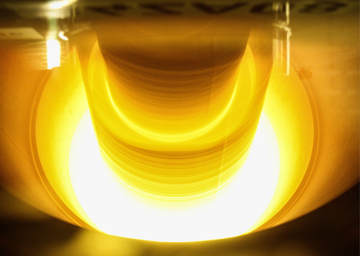 



An einem hauchdünnen Steg von nur zwei Millimetern Durchmesser wird der Einkristall aus der Siliziumschmelze gezogen. Am Ende ist der Ingot zwei Meter lang.
