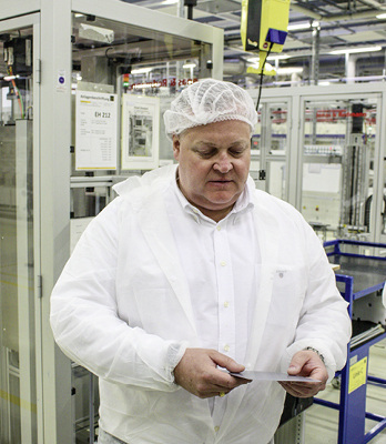 
Solarworld-Chef Frank Asbeck darf sich freuen: Sein Unternehmen kehrt in die schwarzen Zahlen zurück.
