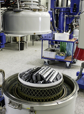 



Der Schmelztiegel des Ingotpullers wird vorbereitet.
