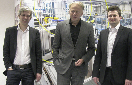 



Im Februar kam Jürgen Trittin von den Bündnisgrünen nach Chemnitz, um sich bei Heckert über die Situation der Solarindustrie zu informieren. Links im Bild zu sehen ist Volkmar Zschocke, Vorsitzender der grünen Fraktion im Sächsischen Landtag. Rechts steht Benjamin Trinkerl, Geschäftsführer von Heckert Solar.
