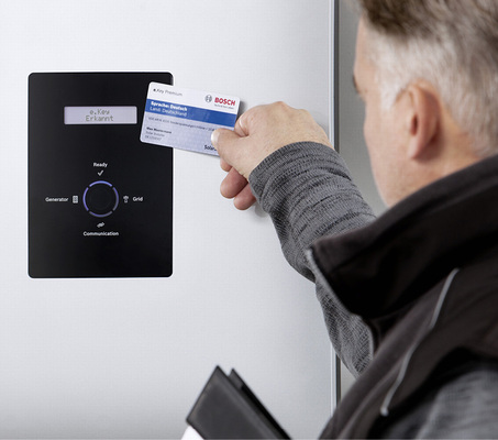 
Installation per Steckkarte: Die Montage und Inbetriebnahme der Wechselrichter wird immer einfacher, obwohl die Geräte immer mehr Funktionen vereinen.



