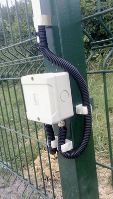 <p>
</p>

<p>
Die Anschlussdosen unterteilen den Zaun in Sektoren.
</p> - © Foto: Alarm Direct

