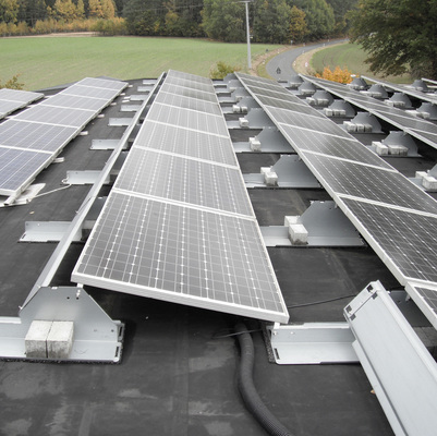 



Wenn sich Solaranlagen verschieben, liegt das meist an Temperaturschwankungen und damit einhergehenden thermischen Verformungen. Zwängungskräfte müssen vom Montagegestell abgeleitet werden. Hier wurde das Gestell auf der Bautenschutzmatte durch solche Kräfte verschoben.
