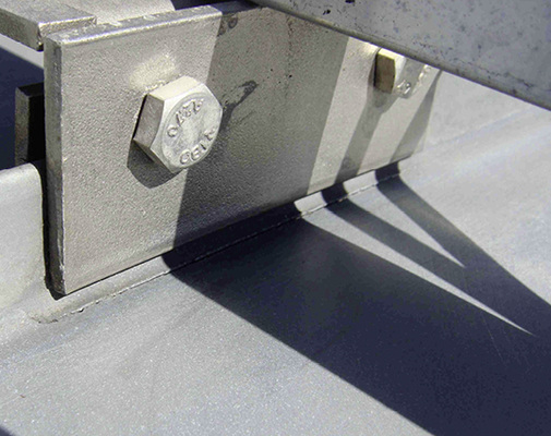 
Bei Stehfalzdächern können sich durch Temperaturdehnung Risse in der unteren Kantung bilden.
