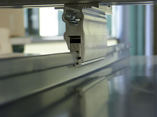 
Am Bördel befestigte Falzklemmen erlauben dem Stehfalz ein gewisses Maß an Temperaturdehnung.
