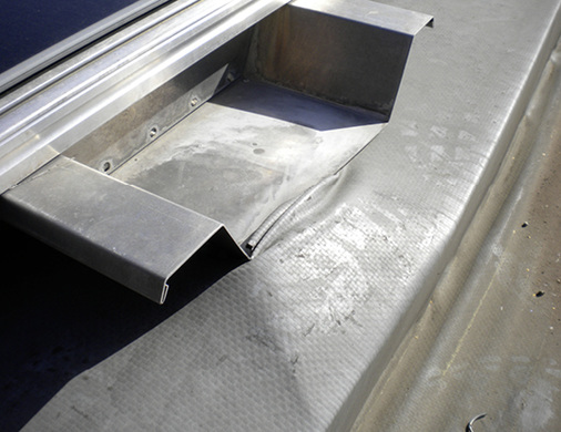 
Wenn scharfkantige Elemente in die Dachhaut einschneiden, kann es zu Undichtigkeiten kommen. 
