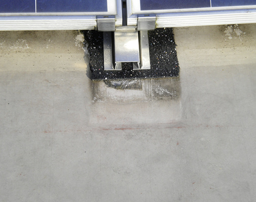 
Dieses Bild zeigt eine Verschiebung zwischen Bautenschutzmatte und Dachfolie.
