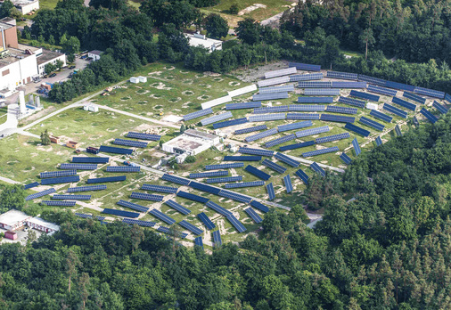 <p>
</p>

<p>
Luftbild des neuen Solarparks in Karlsruhe. Man erkennt sehr gut die verschiedenen Ausrichtungen der Solarmodule, die mit Batteriespeichern kombiniert werden.
</p> - © Foto: KIT

