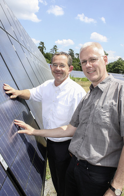 <p>
</p>

<p>
Die beiden Wissenschaftler Olaf Wollersheim und Andreas Gutsch (im Bild hinten) leiten das Projekt am Karlsruher Institut für Technologie (KIT).
</p> - © Foto: Heiko Schwarzburger


