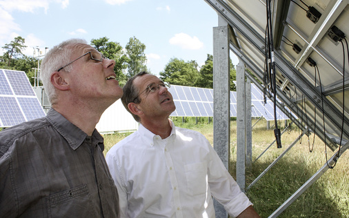 <p>
</p>

<p>
Begutachtung der Unterkonstruktion und der elektrischen Anschlüsse der Solarmodule im Versuchsfeld.
</p> - © Foto: Heiko Schwarzburger

