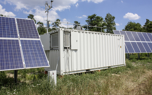 



In diesem Container steckt die Wetterstation zur Erfassung der Einstrahlungsdaten und anderer Parameter.
